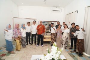 Berpose setelah menikmati jamuan dan menghabiskan sore yang seru