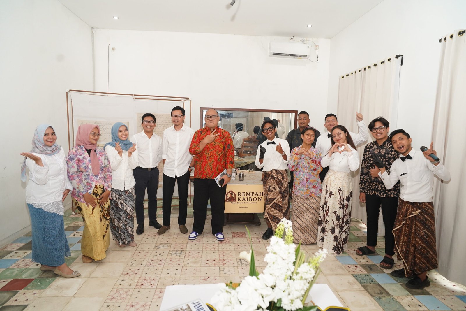 Berpose setelah menikmati jamuan dan menghabiskan sore yang seru